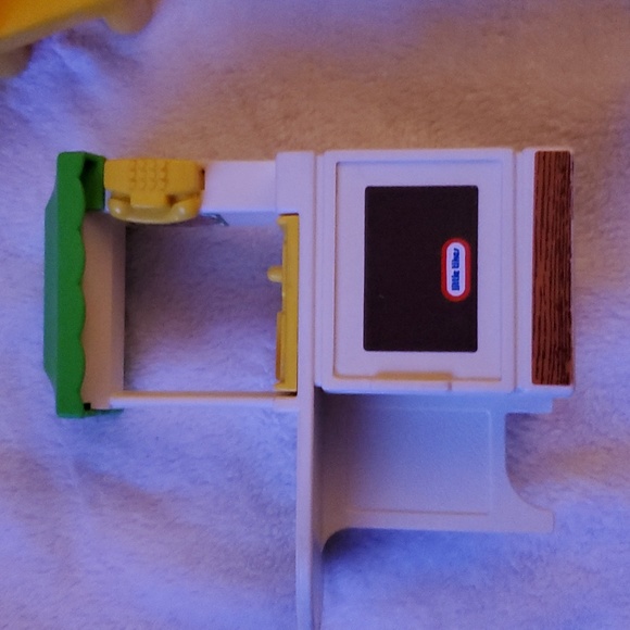 Little Tikes Playhouse Furniture Car Kitchenette, Table, Chairs,Picnic Table - Picture 8 of 9